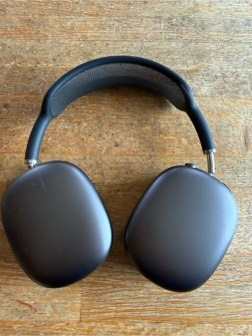 Wireless Over-Ear Apple Headphones in Matte Black